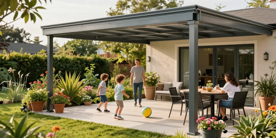 Moderne Terrassenüberdachung mit Familie im Garten an einem sonnigen Tag.